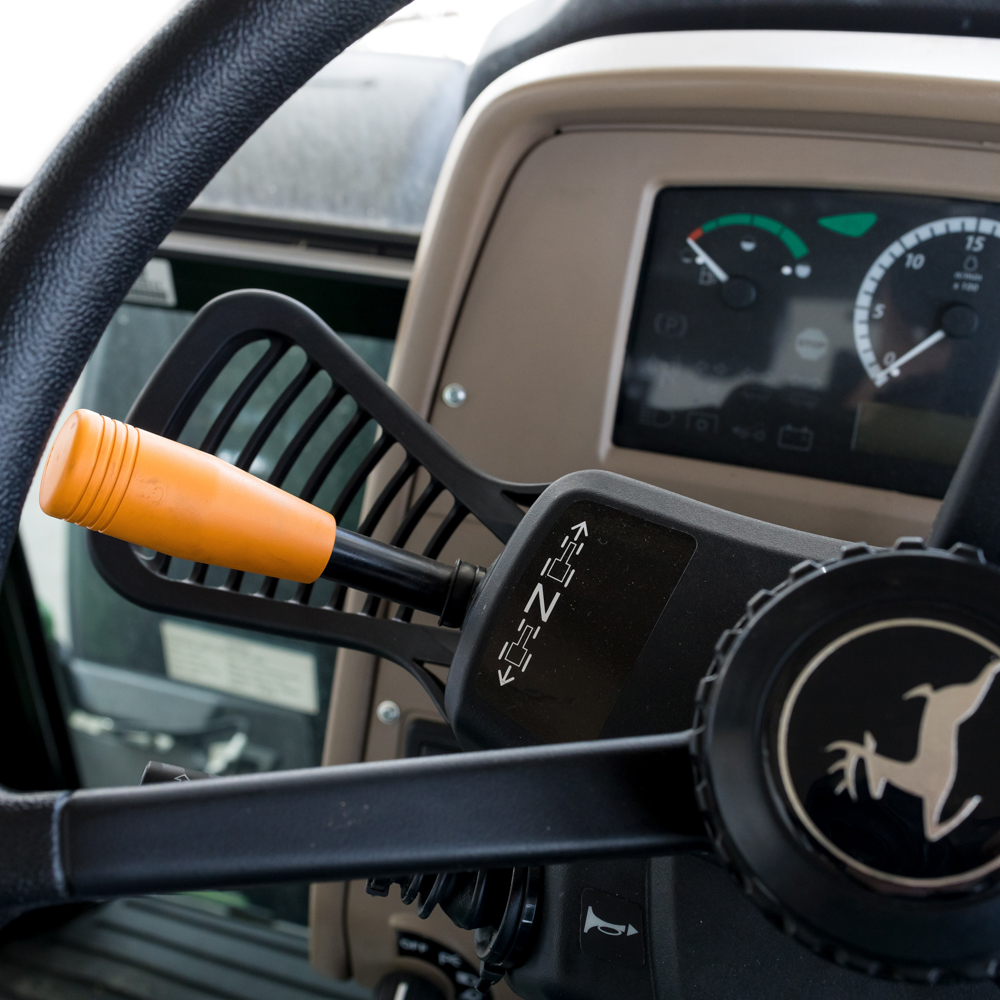 Traktor John Deere 6110B cab - Image 4