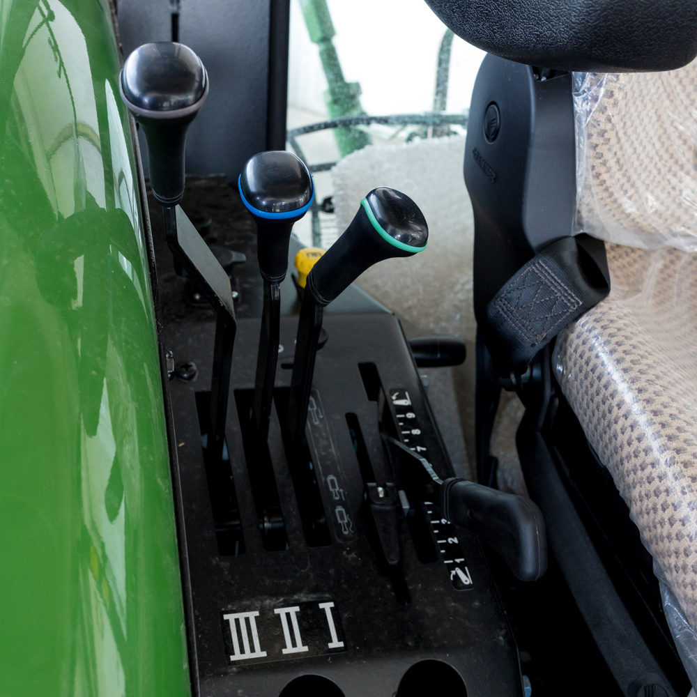 Traktor John Deere 6110B cab - Image 6