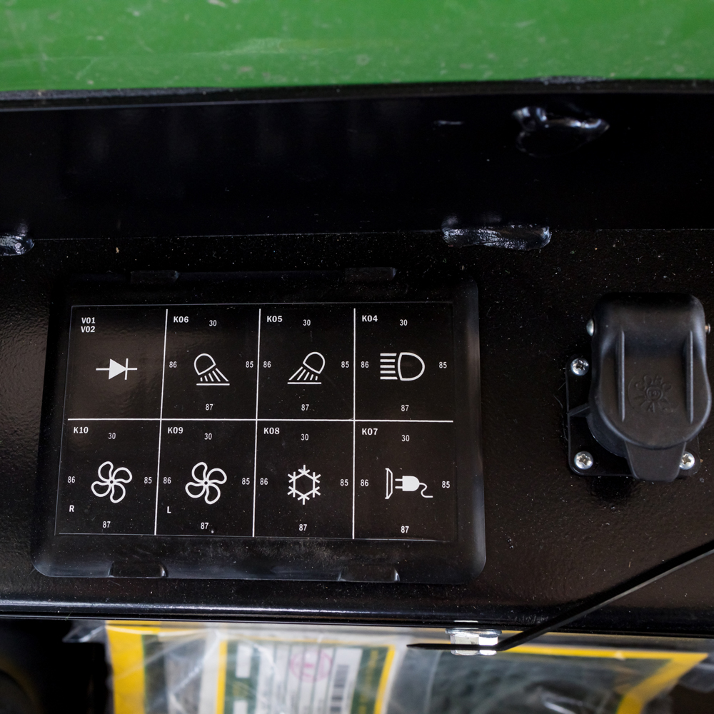 Traktor John Deere 6150B cab - Image 7